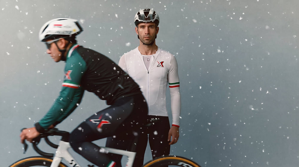 Deux cyclistes en tenue Xan Cycling sous la neige