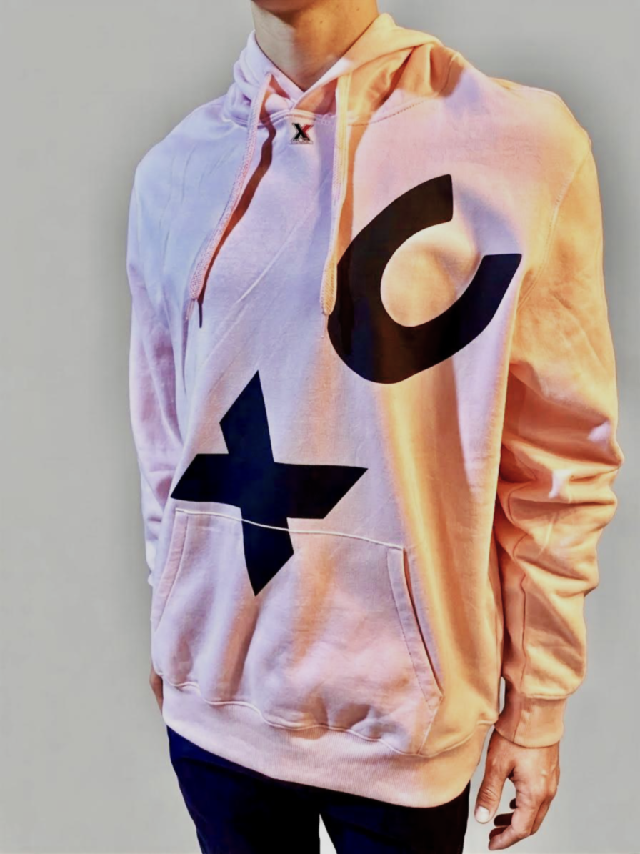 Sweat à capuche XC Indar rose vu de face : capuche à cordon plat et poche kangourou