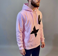 Homme portant le Hoodie XC Indar rose Xan Cycling, vue de trois quarts